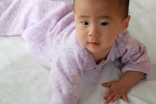 窓辺で腹這いになる赤ちゃん Stock Photo Adobe Stock