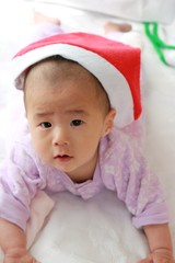 サンタの帽子をかぶった赤ちゃん