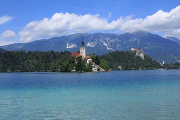 Fototapeta na wymiar ブレッド湖にある教会(スロベニア)
