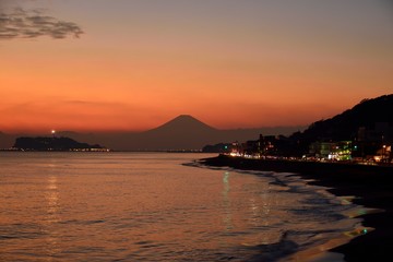 夕焼けの海と富士山