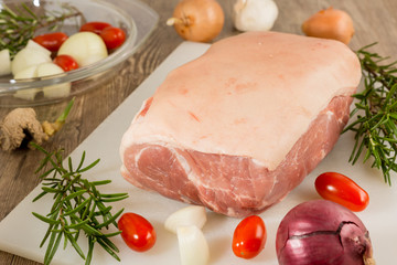 Rohes Schweinefleisch für die Zubereitung eines Krustenbratens