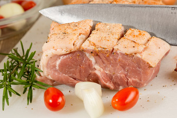 Rohes Schweinefleisch für die Zubereitung eines Krustenbratens