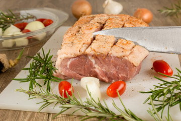 Rohes Schweinefleisch für die Zubereitung eines Krustenbratens