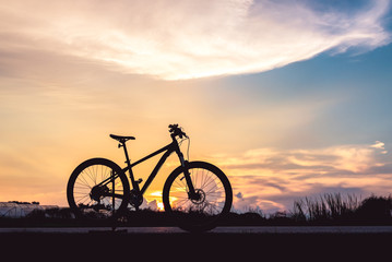 Fototapeta na wymiar Silhouette mountain bicycle at beautiful sunset sky