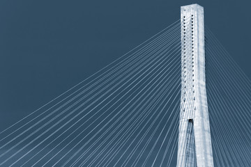 Fototapeta premium Niebieska stonowana fotografia mostu wantowego