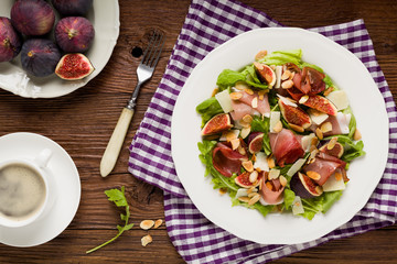 Fresh salad with figs and prosciutto.