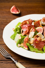Fresh salad with figs and prosciutto.