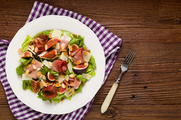 Fresh salad with figs and prosciutto.