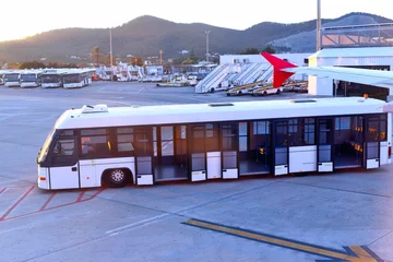 Fototapete Flughafen Flughafen-Shuttlebus auf einem Flugplatz, Flughafenreiseszene.