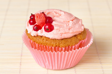 cupcakes with currants on a bamboo mat