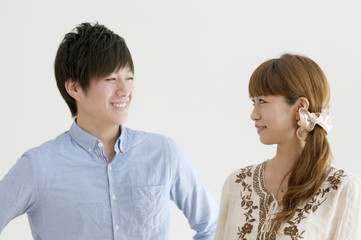 微笑むカップルのポートレート