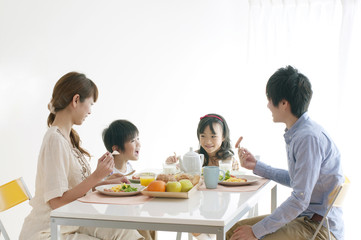 4人家族の朝食風景