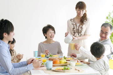 Obraz na płótnie Canvas 3世代家族の朝食風景