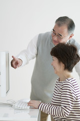 Obraz premium パソコンを使うシニア夫婦