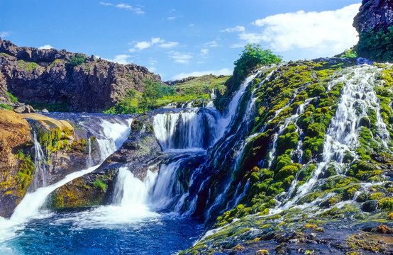 Tal / Oase Gj&aacute;in, Wasserlauf mit Wasserf&auml;llen des Flusses Rau&eth;&aacute; zwischen Tuffgestein, Basalt, Moos und Pflanzen, &THORN;j&oacute;rs&aacute;rdalur, Su&eth;urland, Island, Europa