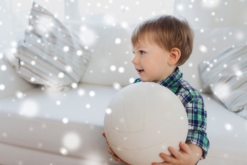 Naklejka premium happy little baby boy with ball at home