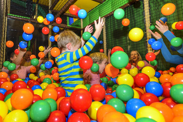 Kinder und Eltern haben Spaß mit bunten Bällen