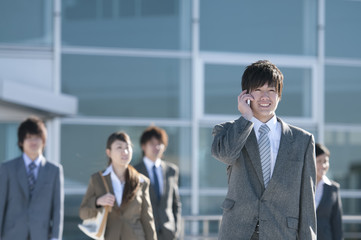 スマートフォンで電話をするビジネスマン