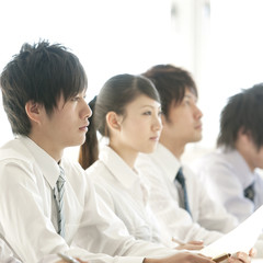 プレゼンを聞くビジネスマンとビジネスウーマン