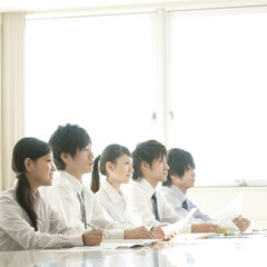 プレゼンを聞くビジネスマンとビジネスウーマン