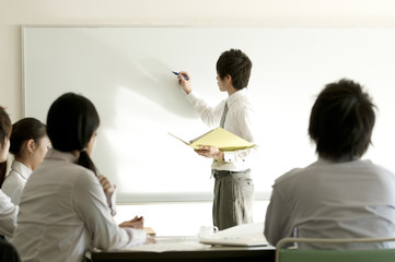 プレゼンをするビジネスマン