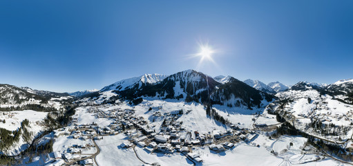 Fototapeta na wymiar Verschneite Winterlandschaft in den Bergen-Alpen