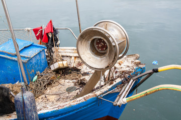 Système de remontée des filets sur petit bateau de pêche, Cambrils, Catalogne, Espagne