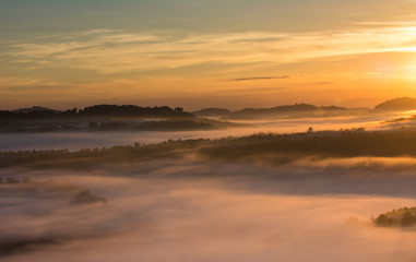 Fototapeta premium mgła nad doliną góry o wschodzie słońca dając piękny