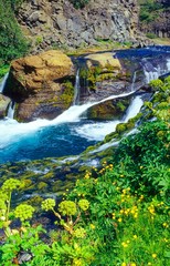 Tal / Oase Gjáin, Wasserlauf mit Wasserfällen des Flusses Rauðá zwischen Tuffgestein, Basalt,...