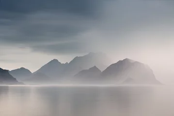 Foto auf Acrylglas Dunkelgrau Sommer bewölkte Lofoten-Inseln. Norwegen neblige Fjorde.