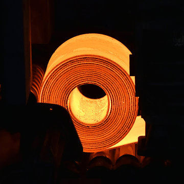 Produktion im Stahlwerk - gl&uuml;hende Rolle // Production in steelworks