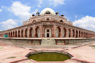 Fototapeta premium Mughal Emperor Humayun's Tomb in New Delhi, India.