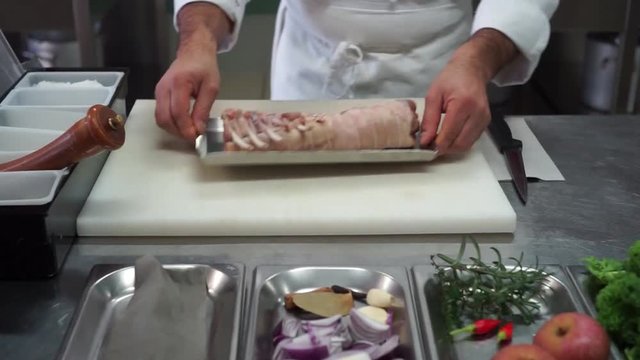 Prepairing the suckling pig ribs