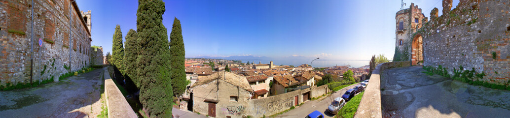 Fototapeta na wymiar Desenzano, castello e panorama a 360°
