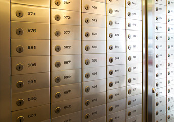 Schlie&szlig;fach in einer Bank / Schlie&szlig;f&auml;cher als Tersor f&uuml;r Wertsachen