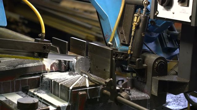 hacksaw machine cuts metal