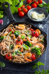 whole grain spaghetti pasta with shrimps and broccoli