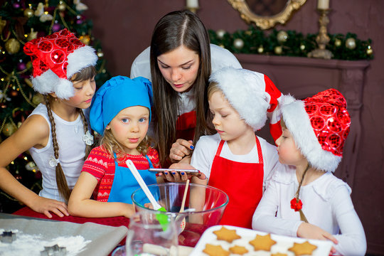 childrens baking christmas cookies