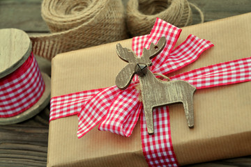 Liebevoll verpacktes Weihnachtsgeschenk