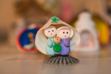 Un nacimiento chiquito y de colores.