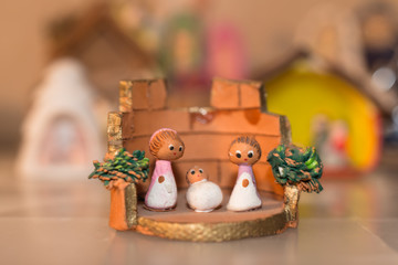 José y María con el Niño Jesús hechos de arcilla.