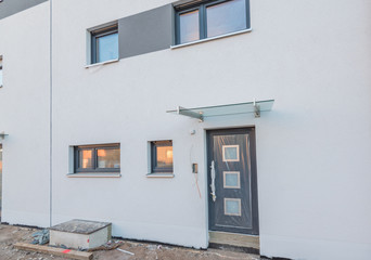 Moderne Fassade im Rohbau