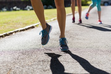 Obraz premium Female athletes feet running on running track