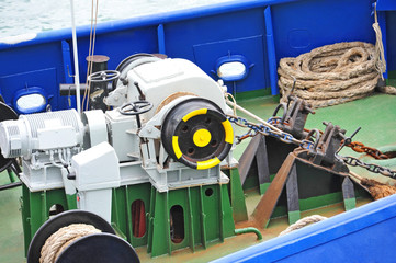 Anchor windlass with chain