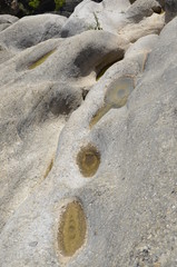 Roca lisa con cúmulos de agua