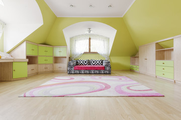 Spacious room in olive colours