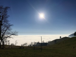 Fototapeta na wymiar aussicht vom Bergs in das Nebelmeer mit Sonne