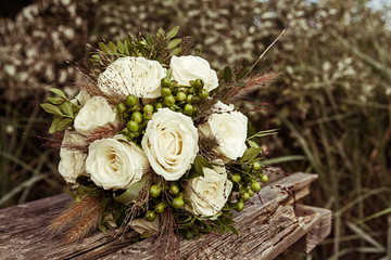 Vintage Brautstrauß auf Holz mit Rosen