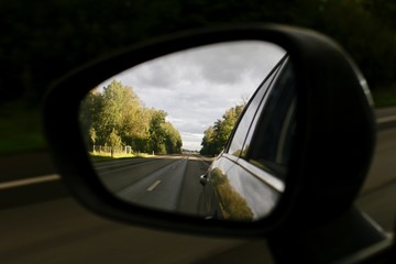 Strada dallo specchio retrovisore 