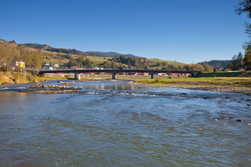 Słoneczny dzień nad rzeką Poprad w Muszynie w górach © rogozinski